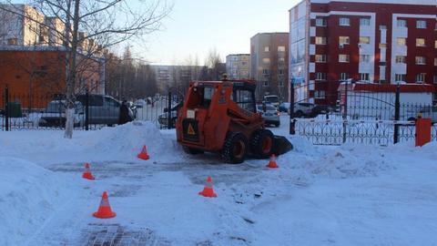 В Сургуте погрузчик при уборке снега на тротуаре сбил 8-летнего мальчика