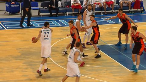 «Нам просто не давали играть». Сургутские баскетболисты недовольны судейством матча с иркутской командой
