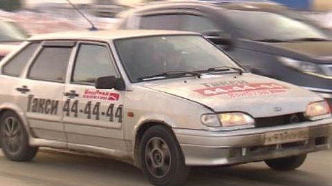 «Страшно и опасно». В Сургуте водители одной из самых популярных служб такси пристают к пассажиркам и хамят клиентам