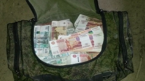 В аэропорту Екатеринбурга у мужчины вырвали сумку с 20 млн.руб. Он собирался лететь в Сургут за шубами