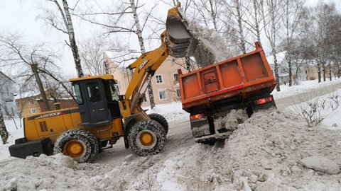 В Екатеринбурге экскаваторщик не заметил детей и вывалил на них ковш снега. Одна девочка в коме