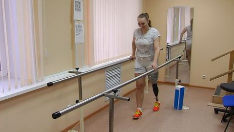 Научиться ходить в 18 лет. В Сургуте потерявшей в аварии ногу девушке установили современный протез за 2,5 млн. рублей