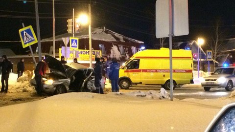 В Сургуте на Университетской столкнулись Lada Priora и Chevrolet Cruze: трое пострадавших