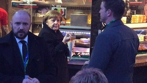 Застукали с картошкой-фри. Меркель ради перекуса фастфудом покинула саммит лидеров Евросоюза. ВИДЕО