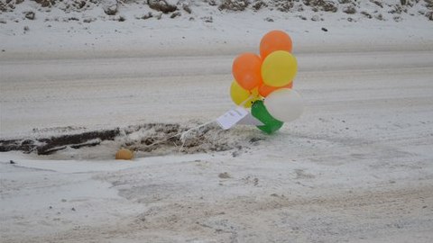 Достопримечательность. Житель Ульяновска поздравил с днем рождения дорожную яму: он наблюдает ее уже 3 года