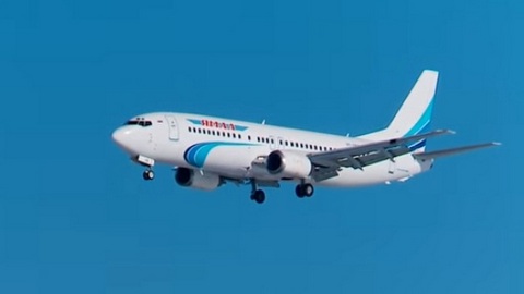 В Сети появилось видео посадки самолета авиакомпании «Ямал» без колеса в Тюмени