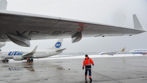 Во Внуково аварийно приземлился Boeing, летевший в Сургут: пассажиры слышали хлопок и видели вспышки. ВИДЕО