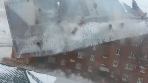Улетела. В Красноярском крае ветром сорвало крышу пятиэтажки. ВИДЕО