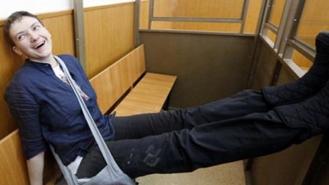 Надежду Савченко осудили на 22 года. Во время оглашения приговора украинская летчица пела песни 