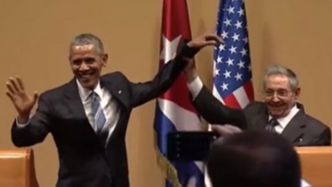 Без фамильярности. Кастро за попытку похлопать его по плечу вывернул Обаме руку. ВИДЕО