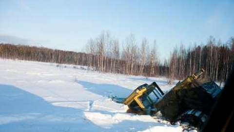 В Югре под лед провалился трактор. Водитель погиб
