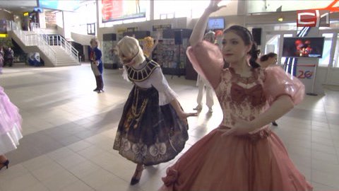 Культуру в массы! Актеры Сургутского драмтеатра устроили представление в аэропорту