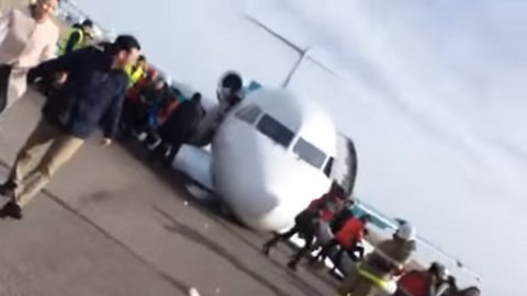 Невероятное везение. Самолет в Астане приземлился без переднего шасси, пострадавших нет. ВИДЕО