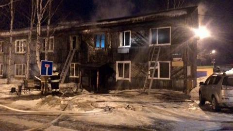 В Ханты-Мансийске эвакуировали жильцов из пылающего дома. Два человека пострадали - выпрыгнули со 2 этажа