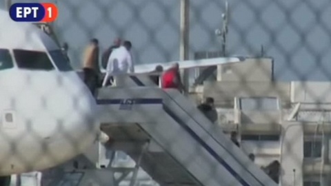 Появилось ВИДЕО выхода пассажиров из захваченного самолета EgyptAir. В заложниках экипаж и 4 человека