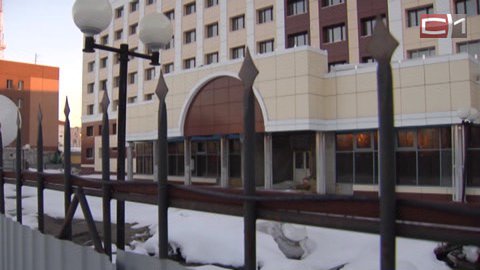 Сургутский горсуд подал в суд: подрядчик капремонта в его здании ответит за медлительность