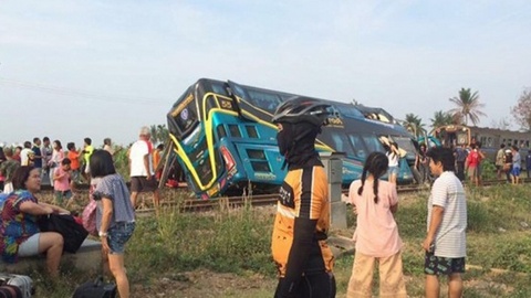 В Таиланде поезд протаранил туристический автобус, три человека погибли. ВИДЕО столкновения