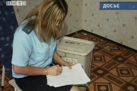 Судебные приставы встречают посетителей сургутского аэропорта