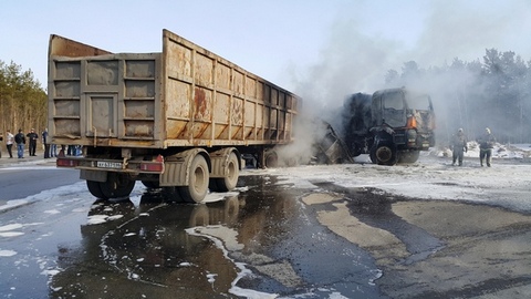 На трассе «Сургут-Лянтор» столкнулись два грузовика. Один водитель сгорел, второй - в больнице