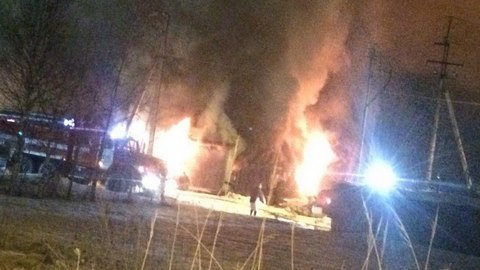 Пожар в поселке Юность в Сургуте: из горящего общежития эвакуировали 30 человек