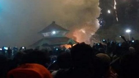 Пожар в индийском храме: погибли более 100 человек, праздник фейерверков проводили без разрешения властей