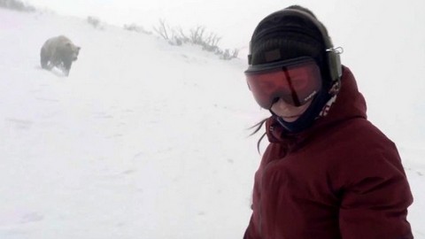 «Меня, оказывается, чуть не съели!». В Японии сноубордистка случайно засняла гнавшегося за ней медведя