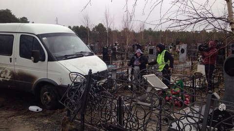 В Сургуте автоледи протаранила несколько могил на городском кладбище