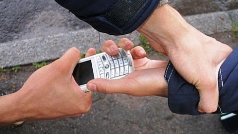 «Дай позвонить». В Сургуте у подростка отобрали телефон стоимостью 30 тысяч рублей