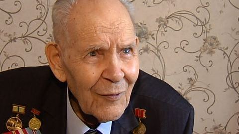 "Бомбить будут — не прячьтесь в воду". В 97 лет сургутский ветеран Арсентий Растегаев помнит каждый свой день на войне