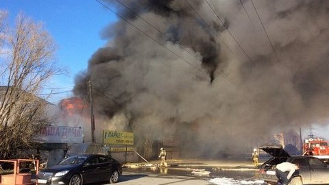 Пожар в магазине на Нефтеюганском шоссе ликвидирован. Выгорело 400 кв.м.