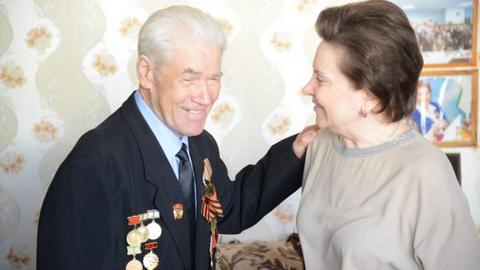 Торжественный момент. Наталья Комарова поздравила с 90-летним юбилеем ветерана Григория Отто