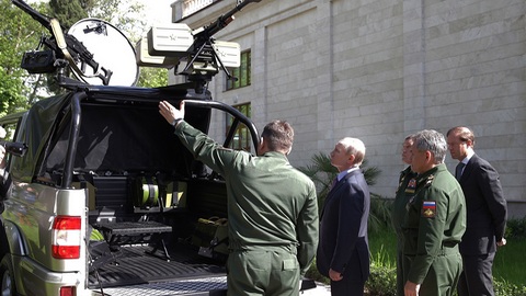 Генерал рассмешил Путина, оторвав ручку у «УАЗ Патриота» во время демонстрации новой техники. ВИДЕО