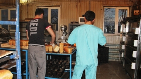 Нелегальный хлеб. Полицейские Югры «накрыли» незаконную пекарню с мигрантами