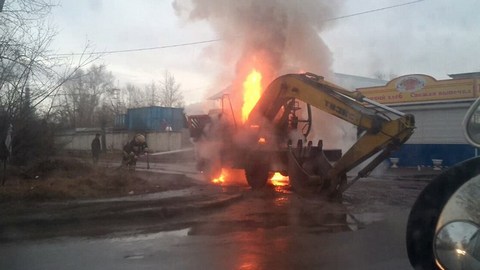 В Сургутском районе на трассе сгорел экскаватор 