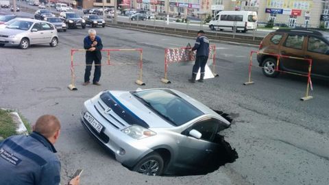 На стоянке в центре Барнаула автомобиль полностью ушел под землю. ВИДЕО