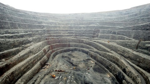 На руднике в Сибири обрушился карьер. 150 человек оказались заблокированы