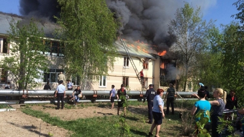 В Югре полицейские спасли на пожаре 25 человек. Горел жилой дом. ФОТО