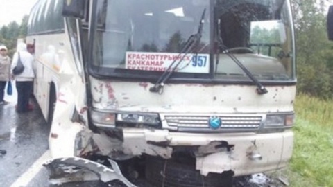 На трассе «Тюмень-Екатеринбург» автобус с пассажирами врезался в грузовой прицеп: водителя пришлось «вырезать»