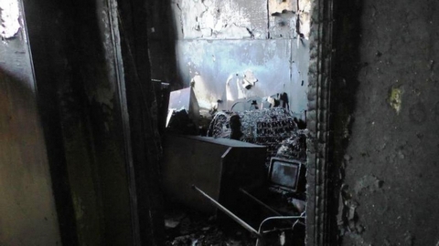 Не раздумывая, вбежал в горящий дом. В Пыть-Яхе сотрудник полиции спас из огня раненого мужчину