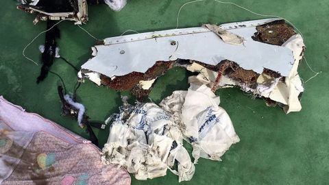 Маякнул! Черные ящики разбившегося самолета EgyptAir ищут на трехкилометровой глубине