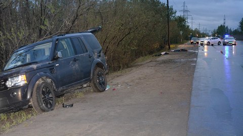 В Нижневартовске водитель Land Rover насмерть сбил двух парней, идущих по обочине дороги