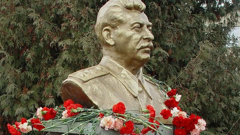 "В каждом городе должен быть памятник Сталину". В Сургуте на установку бюста генералиссимуса собрали 150 тыс. рублей