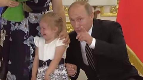 Почти по-отцовски. В сети набирает популярность видео, где Владимир Путин пытается утешить плачущую девочку