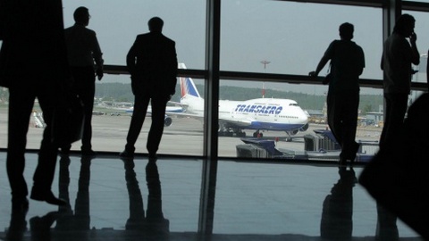 Пассажир устроил пьяный дебош во Внуково: разбил стекло терминала и выбежал на летное поле