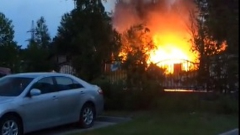 В Сургуте одновременно загорелись два соседних жилых дома и постройка. На месте работали 25 спасателей