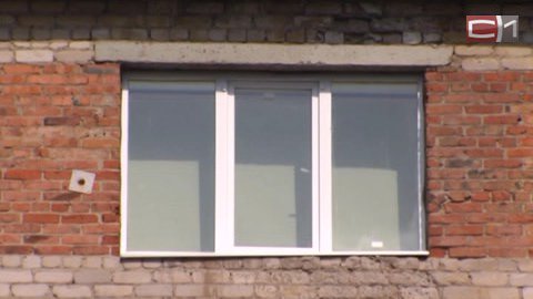 Оба живы, но травмы тяжелые. После падения двух детей из окон в Сургуте СКР просит граждан закрывать окна