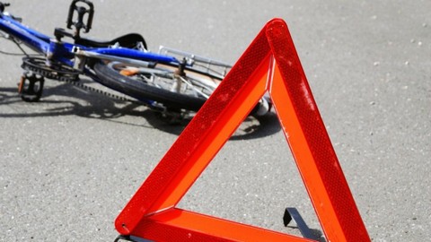 В Сургуте автобус сбил маленького велосипедиста, переезжавшего дорогу на «красный»