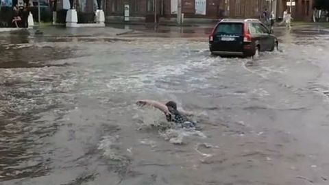 После дождичка в четверг: в Перми юноша переплыл затопленную улицу. ВИДЕО