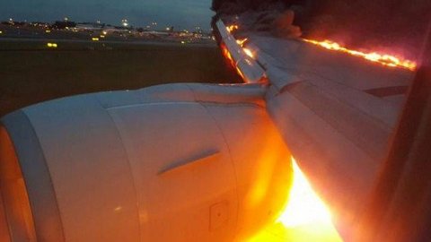 Натерпелись страха. Пассажирский Boeing загорелся при посадке в Сингапуре. ВИДЕО