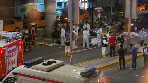 Теракт в аэропорту Стамбула. Взрывы унесли жизни около 50 человек, атаку осуществили три смертника. ВИДЕО